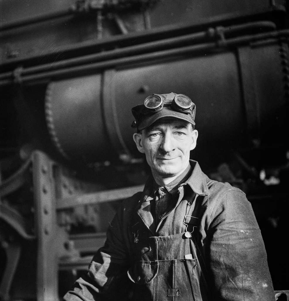 Chicago, Illinois. A worker in the Chicago and Northwestern Railroad locomotive repair shops