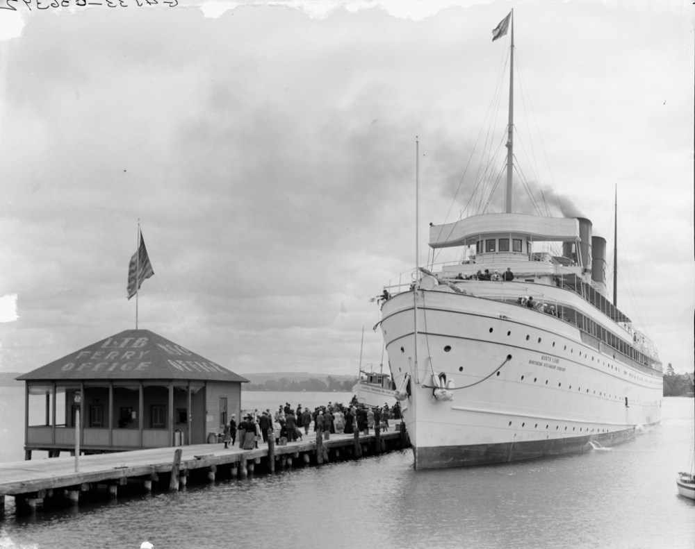 Harbor Springs, Mich., Str. North Land at dock